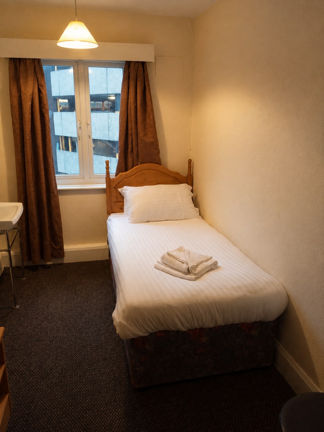 Single bedroom, simple and comfortable